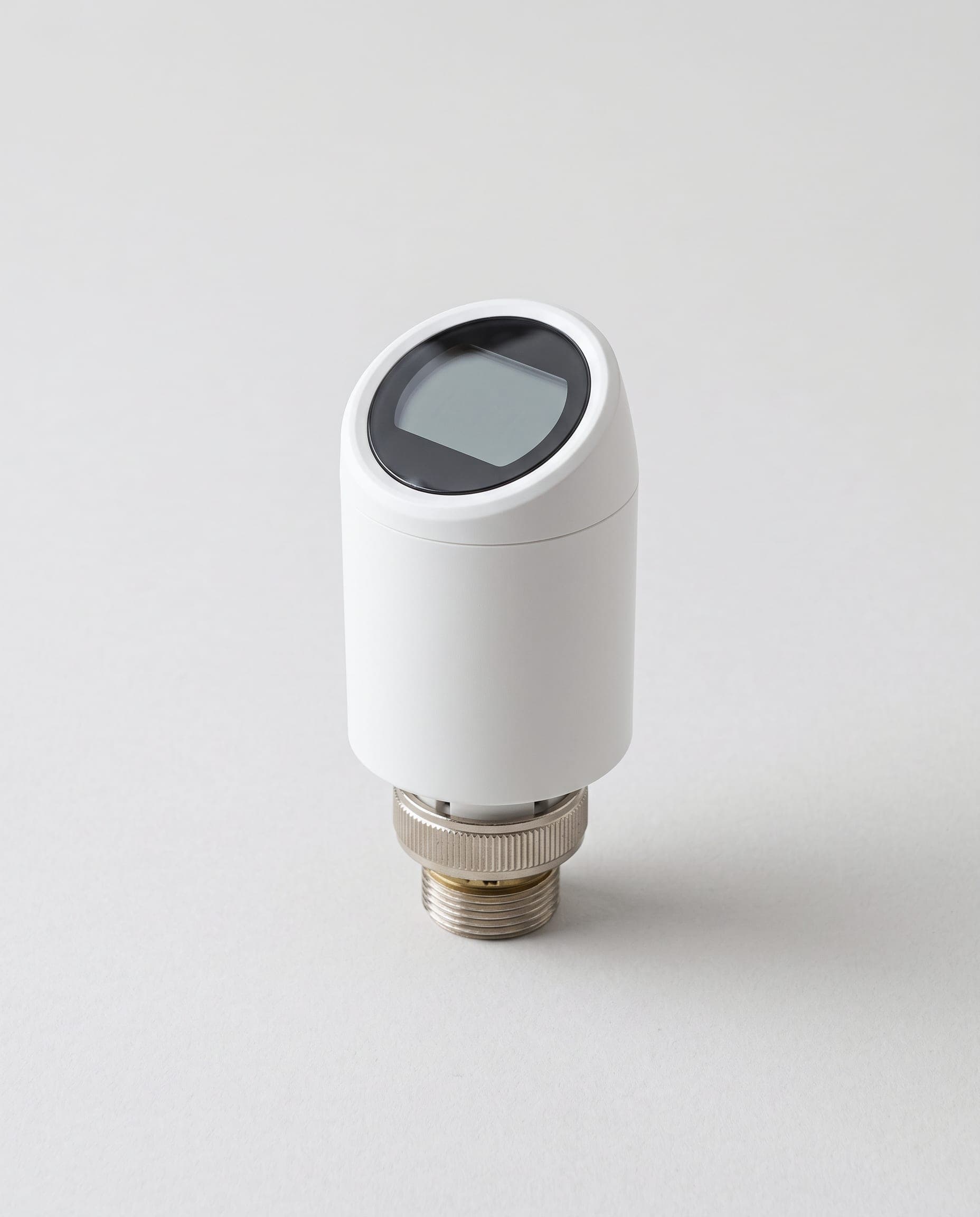 Weißer smarter Heizkörperthermostat mit Display auf hellgrauem Grund